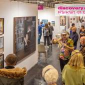 Kunstfans versammeln sich auf der Frankfurter Kunstmesse