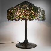 Louis C. Tiffany, Tischleuchte 'Apple Blossom', um 1904 Tischleuchte 'Apple Blossom', um 1904  Aufrufpreis:	60.000 EUR Schätzpreis:	60.000 - 90.000 EUR
