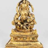 Vaishravana, Tibet, wohl 18. Jh., Bronze Feuer-vergoldet. Mehrfach profilierter, sich nach vorne hin verbreiternder Sockel. Sitzend auf einem runden Lotusthron. Mindestpreis:	1.900 EUR