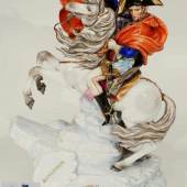 Große Reiterplastik "Napoléon Bonaparte zu Pferd beim Überschreiten der Alpen am Großen Sankt Bernhard". Modell Nummer 9950. Entwurf von Otto Perzel (1876 - 1963 Coburg)  Mindestpreis:	900 EUR