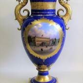 Französische Vase, KPM Berlin, 19. Jahrhundert, Modell von Karl Friedrich Schinkel (1781 - 1841)  "Palais Wilhelms I. Unter den Linden in Berlin" Aufrufpreis:	8.000 EUR
