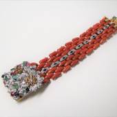 Korallen-Armband mit opulenter Schließe, Brillant-, Saphir-, Smaragd-, Rubin- und Opalbesatz, zus.ca. 2,50 ct, 585er Weiß- und Gelbgold, Silber, l 17,9 cm, b 3,2 cm. Aufrufpreis:	3.500 EUR