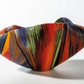 Los 1007, Bedeutendes Schalenobjekt "Desto" Mary Ann Toots Zynsky, 2003 Ausgezogene, verschmolzene und heiß verformte Farbglasfäden.  Schätzpreis:	6.800 - 7.500 €