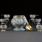 Los 125 BEDEUTENDES ACHTTEILIGES CLOISONNÉ-EMAIL-PUNCHSET   Russland, Moskau, Pawel Akimow Owtschinnikow, 1895/1896  Mindestpreis:	4.000 EUR