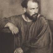 Los 3  FRIEDRICH VIKTOR SPITZER (1854–1922)  Gustav Klimt, Wien 1906, Photogravüre 38,4 x 27,4 cm, mit Faksimile-Signatur von Gustav Klimt  Schätzpreis: 25000-30000 €