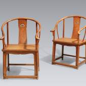 Paar Stühle mit hufeisenförmiger Lehne. Die Möbel aus dem 17. Jahrhundert konnte sich ein privater Sammler für 144.000 Euro 