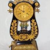 Lyra- Pendule, (Charles X), Frankreich, um 1860, sign.: Merceron. Poliertes Palisandergehäuse mit vergoldeten Bronze- Applikationen, Pendulenwerk, Pendellinse aus Porzellan in Form eines Schmetterlings. Fadenaufhängung, Ankergang, Schloßscheiben- Schlagwerk auf Glocke (1/2 Stundenschlag), H.: 52 cm.