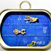 Maria Bussmann, Swimmingpool for 3, 2024, MIschtechnik, 2,5 x 11 x 10 cm