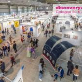 Messeansicht der Discovery Art Fair Cologne in der XPOST Köln, mit vielfältigen zeitgenössischen Kunstwerken. (c) discoveryartfair.com