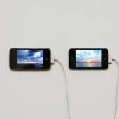 David Horvitz, The Distance of a Day, 2013, Digitalvideo auf zwei iPhones, 12 minutes, Courtesy Chert, Berlin, © David Horvitz