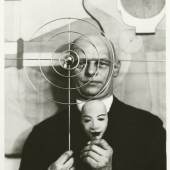 Bildnachweis: Oskar Schlemmer mit Maske und Metallobjekt, ca. 1931, Oskar Schlemmer Archiv, Staatsgalerie Stuttgart, Repro nach Original, um 1975, © Foto: Staatsgalerie Stuttgart