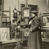 Ottilie W. Roederstein in ihrem Atelier im Städel- schen Kunstinstitut, Frankfurt am Main, um 1894 Roederstein-Jughenn-Archiv im Städel Museum, Foto © Roederstein-Jughenn-Archiv im Städel Museum, Frankfurt am Main