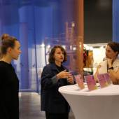 PK-Art-Bodensee-2018-Fetz-Reiterer-Voit Die Künstlerinnen der Sonderschau Epoca 7, Daniela Fetz und Selina Reiterer, beim Austausch mit Kuratorin Claudia Voit.(v.l.)
