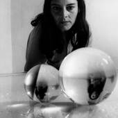 Liliane Lijn with „Liquid Reflections“, 1969 Foto: Jorge Lewinski © Bildrecht, Wien 2023  