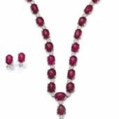 Prachtvolle Rubin-/Brillantgarnitur (Collier und Ohrstecker). Rubincabochons mit ca. 326,47 ct. Brillanten ca. 5,08 ct. Fassung in 18 ct. WG.

Limit 14.800 &#8364;

Ergebnis 17.000 &#8364;