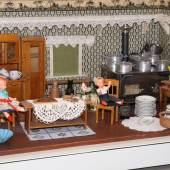 In der Kinderführung durch die Ausstellung „Küchen/Möbel. Design und Geschichte“ sehen die jungen Besucherinnen und Besucher unter anderem auch diese Puppenküche aus dem Technischen Museum (c) Technisches Museum Wien