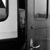 Robert Lebeck, Alfred Hitchcock auf einer Barkasse im Hamburger Hafen, 1960  © Archiv Robert Lebeck