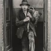 August Sander (1876-1964),  Berliner Kohlenträger, 1928,  Vintage Print,  Galerie Berinson, Berlin  © Die Photographische Sammlung/SK Stiftung Kultur – August Sander Archiv, Köln  © VG Bild-Kunst, Bonn, 2019