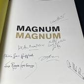 SIGNED; Philip Jones Griffiths, Peter Marlow, Ian Berry, Chris Steele-Perkins, e.a. - Magnum Magnum (With 8! SIGNATURES) - 2007  Current bid  € 75