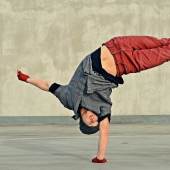 Foto: Ein Teenager tanzt Breakdance auf der Straße.