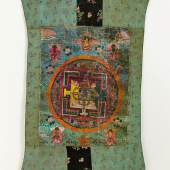 Thangka Tibet, wohl 18. Jh.Mischtechnik, goldgehöht. Mandala mit Schutzgottheiten  (Alterssp.). Eingefasst in Brokatstoff. 64 x 48,5 cm.(e6925013)	800,-- EURO