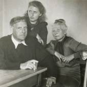 Unbekannter Photograph, Familienphoto mit Ewald, Tochter Sonja (stehend in der Mitte) und Hanna Mataré, um 1950, Museum Kurhaus Kleve – Ewald Mataré-Sammlung; Dauerleihgabe des Freundeskreises Museum Kurhaus und Koekkoek-Haus Kleve e.V.; Vermächtnis Sonja Mataré, Meerbusch-Büderich