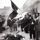 Erich Lessing Sowjetische Fahnen werden nach der Besetzung der Zentrale der kommunistischen Partei verbrannt, Kőztársaság-Platz, Budapest 30. Oktober 1956 © Erich Lessing
