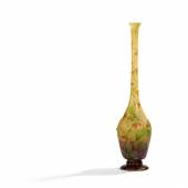 Seltene Vase „Bryone“ mit Beerenzweigen und plastischen Beeren Daum Nancy | Um 1905 | Höhe 54 cm Taxe: € 9.000 – 10.000