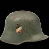 Stahlhelm M 18 Reichswehr mit Abzeichen