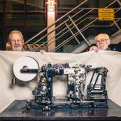 Walter Fischer und Norbert Bischoff mit dem restauriertem Modell einer Rotationsdruckmaschine der Firma Broschek  Foto: Klaus Raasch 